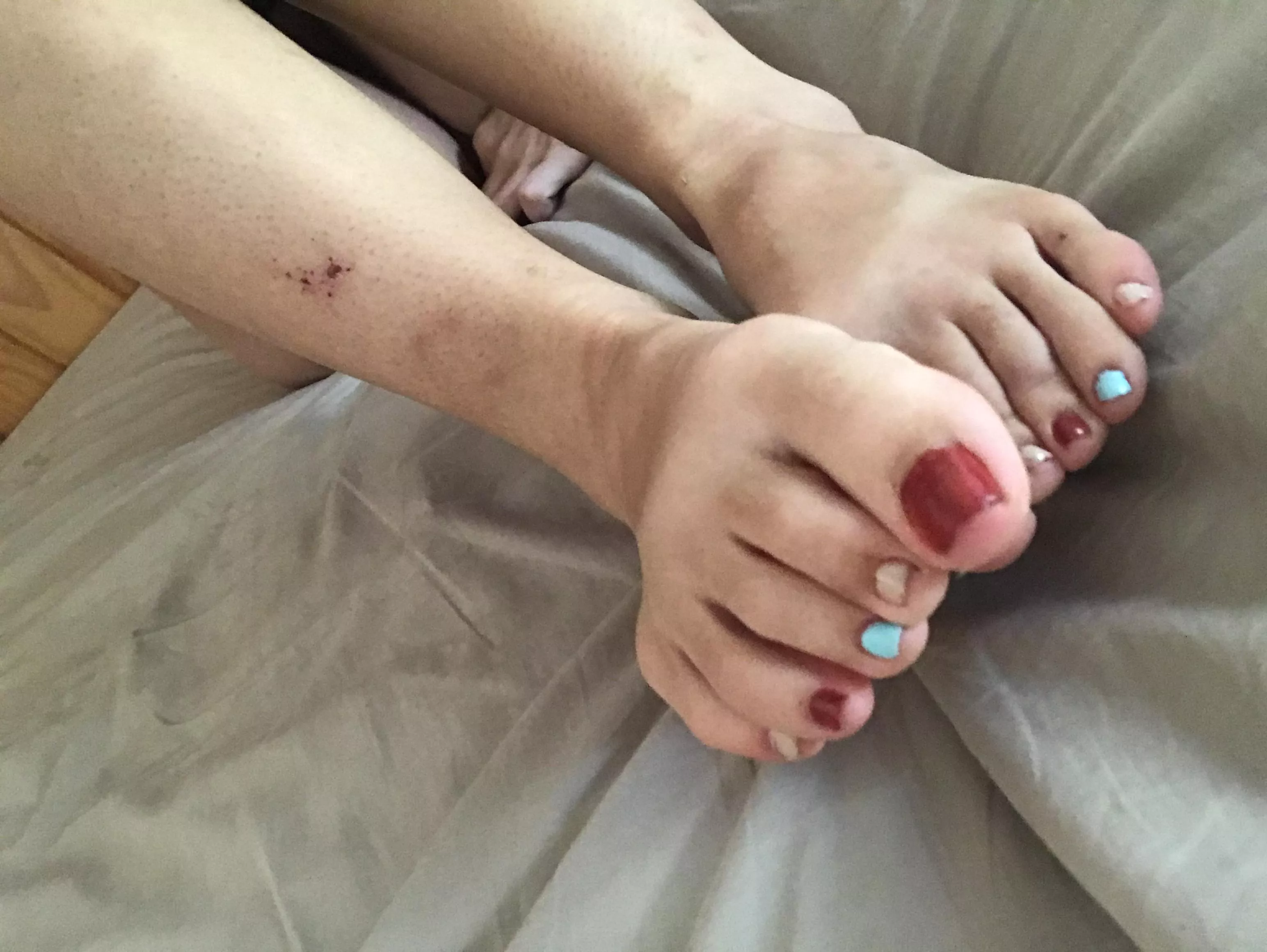 i love moisturising my feet and toes 🤍💚 dm me for info on dropbox and custom content or just enjoy my feet 💚