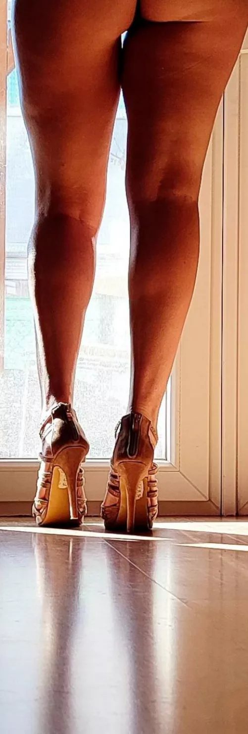 I love my leg when i wear high heels 😊