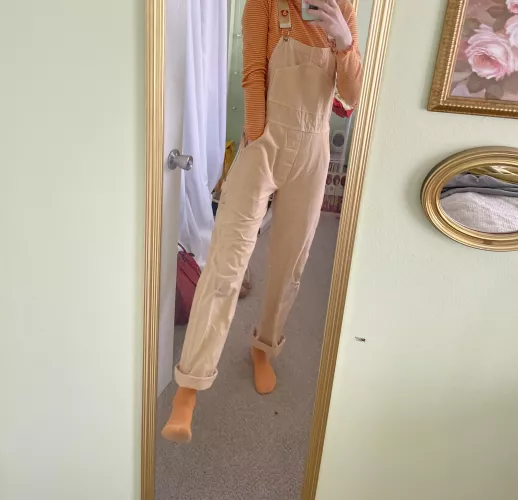 I love my yellow overalls!! I feel like a little ball of sunshine lol🥰