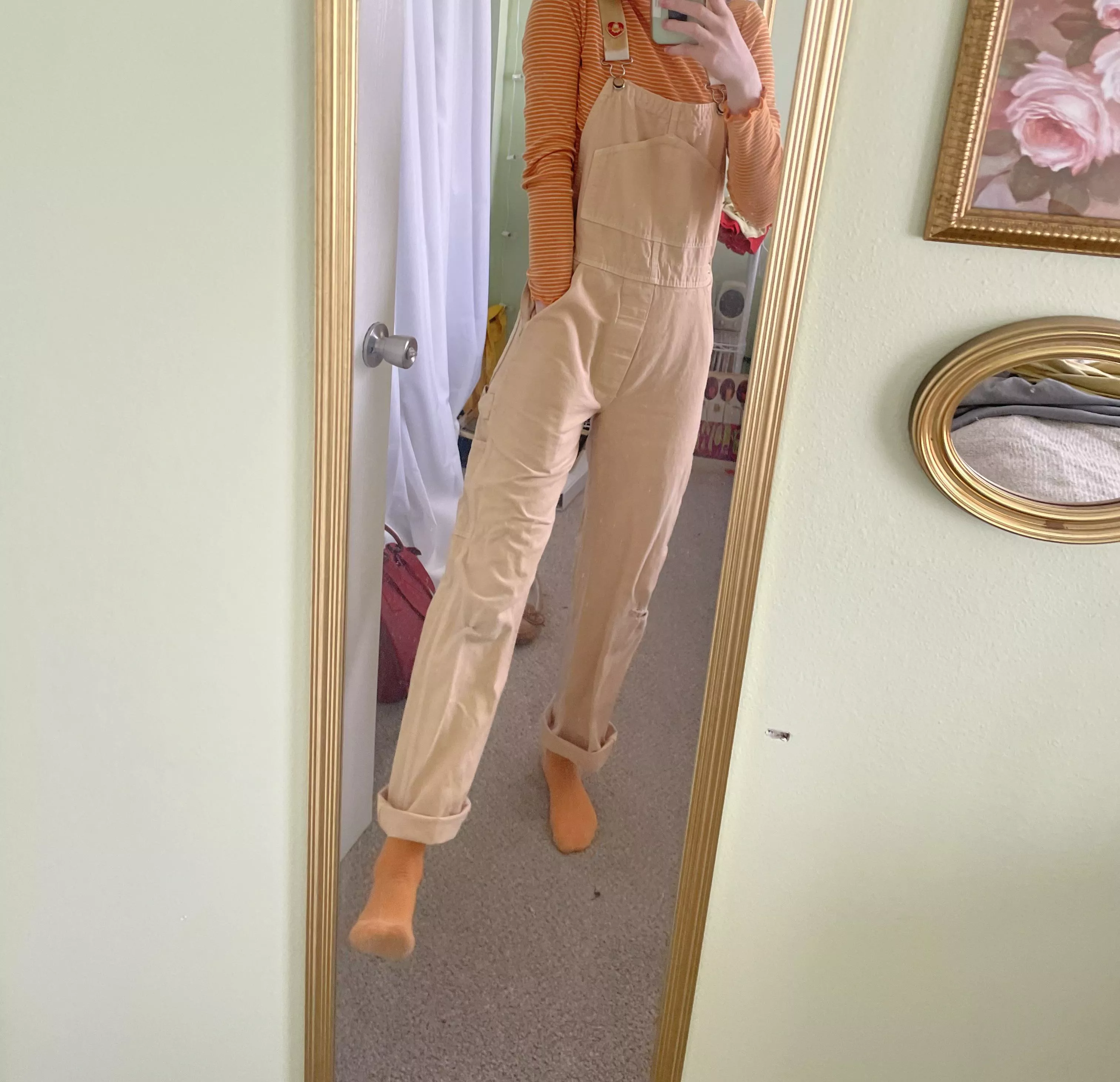 I love my yellow overalls!! I feel like a little ball of sunshine lol🥰