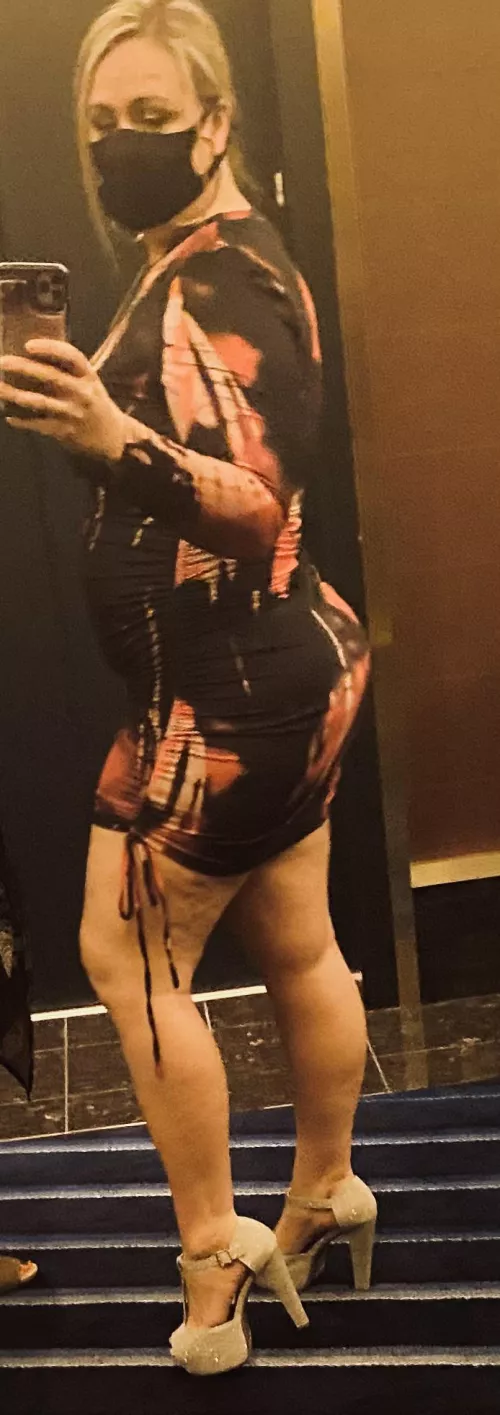 I love showing off my milfy curves