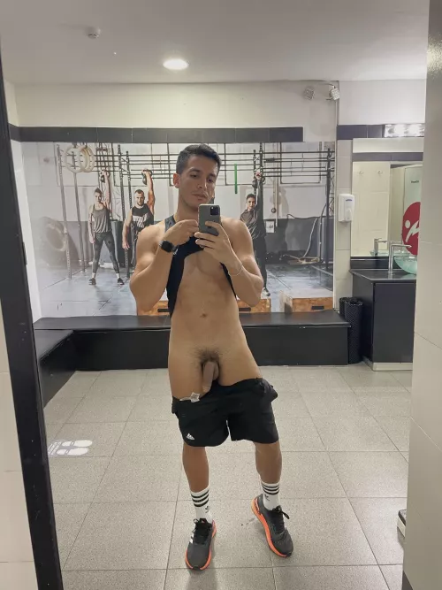 I love taking pictures of myself at the gym 😈