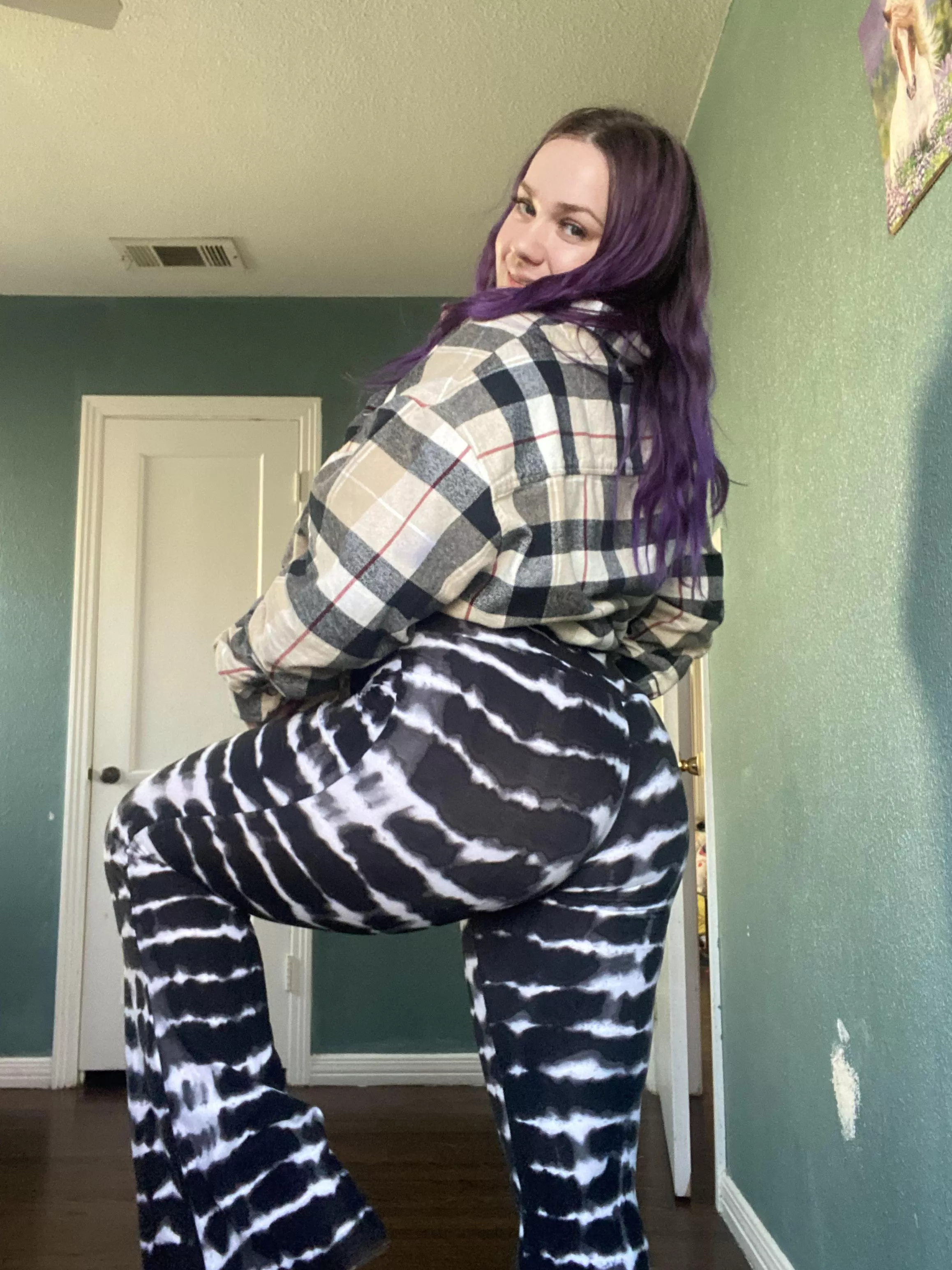 I love these colorful yoga pants they are also the comfiest ever😜