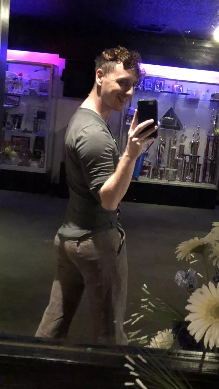 I love these pants so much 🍑