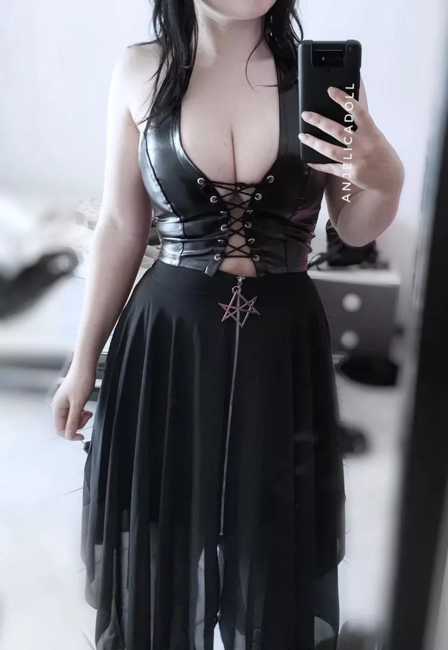 I love this shiny top on my big boobs