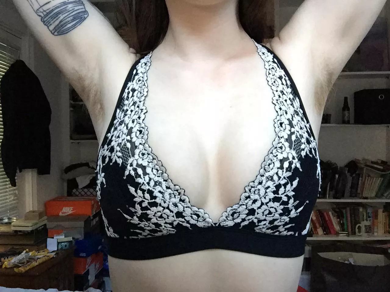 I love to confuse people with my girly outfits and hairy pits 🌸