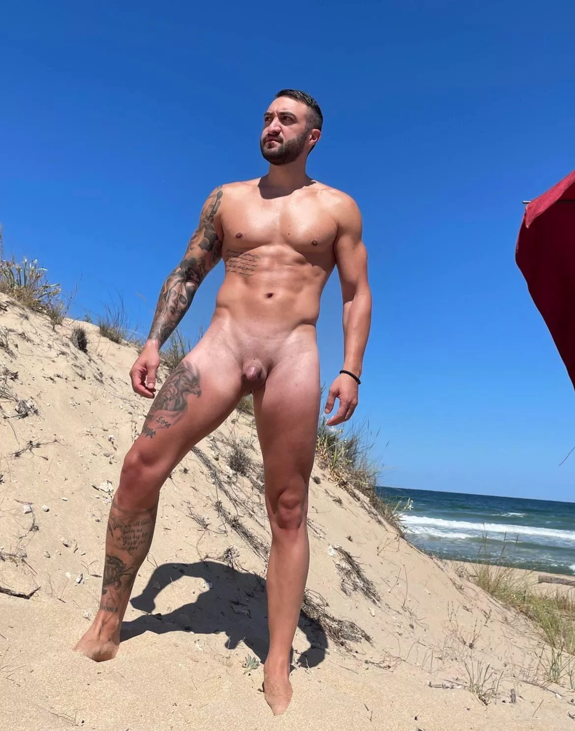 I love to walking on nude beach with my muscle body and…