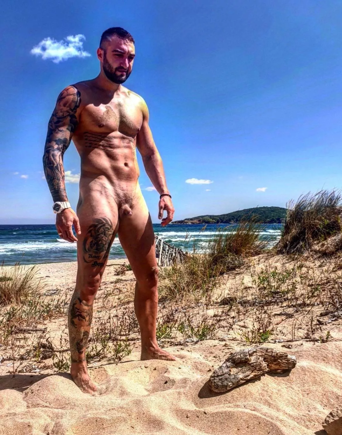 I love to walking on nude beach with my muscle body and…