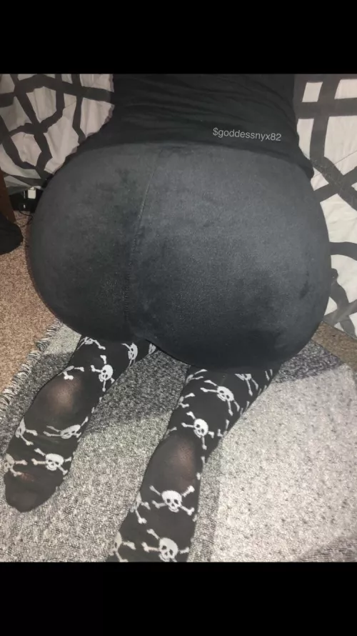 I love wearing leggings with long socks 🖤☠️