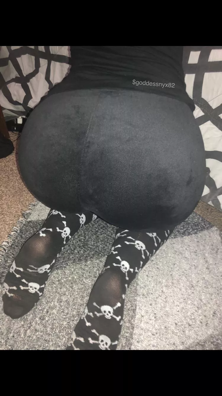 I love wearing leggings with long socks 🖤☠️