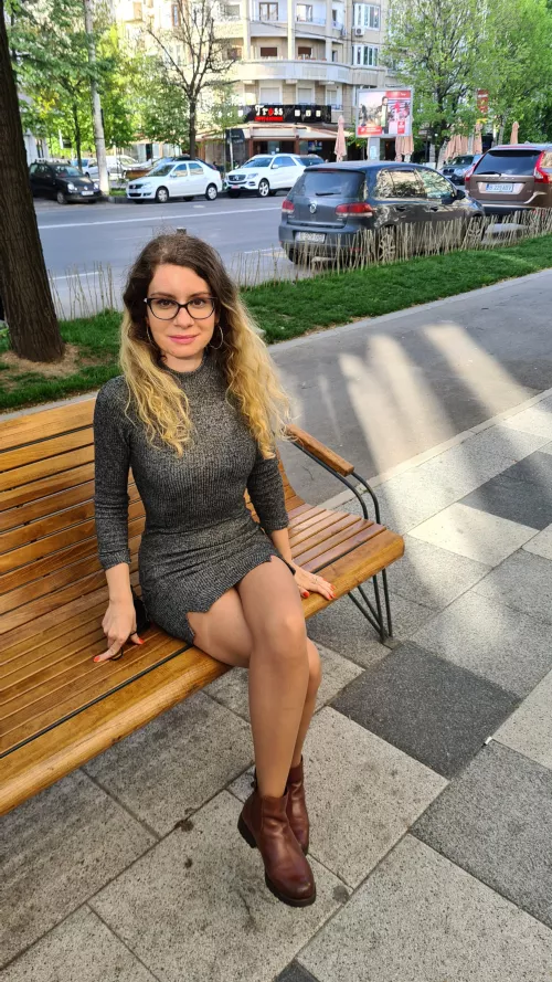 I love wearing nude stockings ð