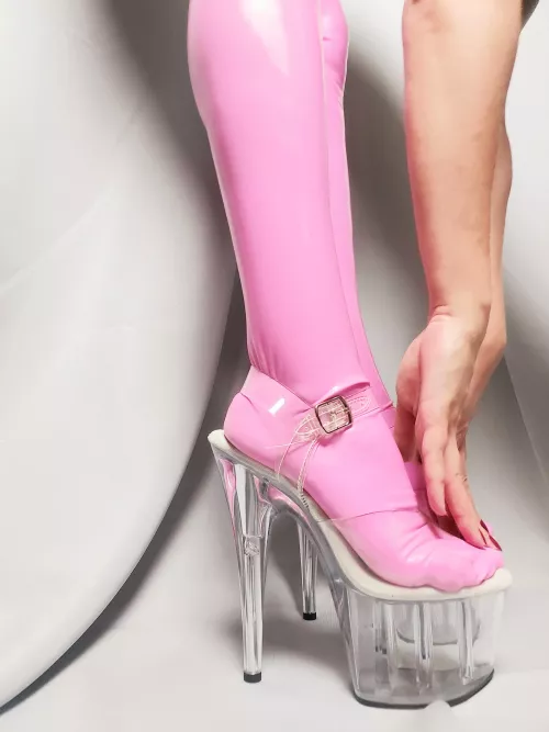 I love wearing stockings, rubber ones too ð