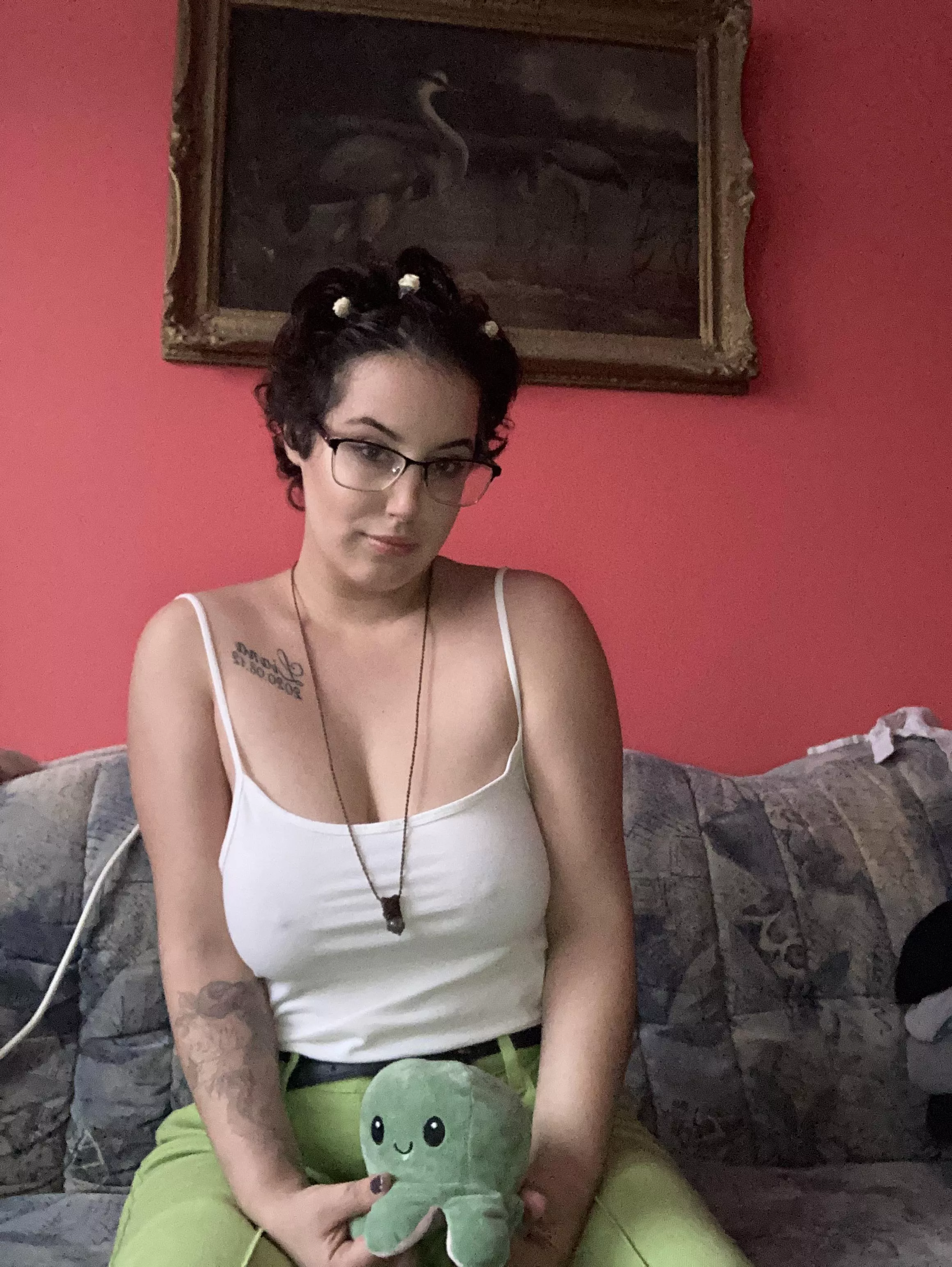 I matched my new little friend. My jeans and necklace are both green. ✅💴