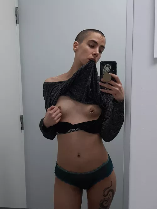 i miss my shaved head and being able to send nudes while i'm at work :(