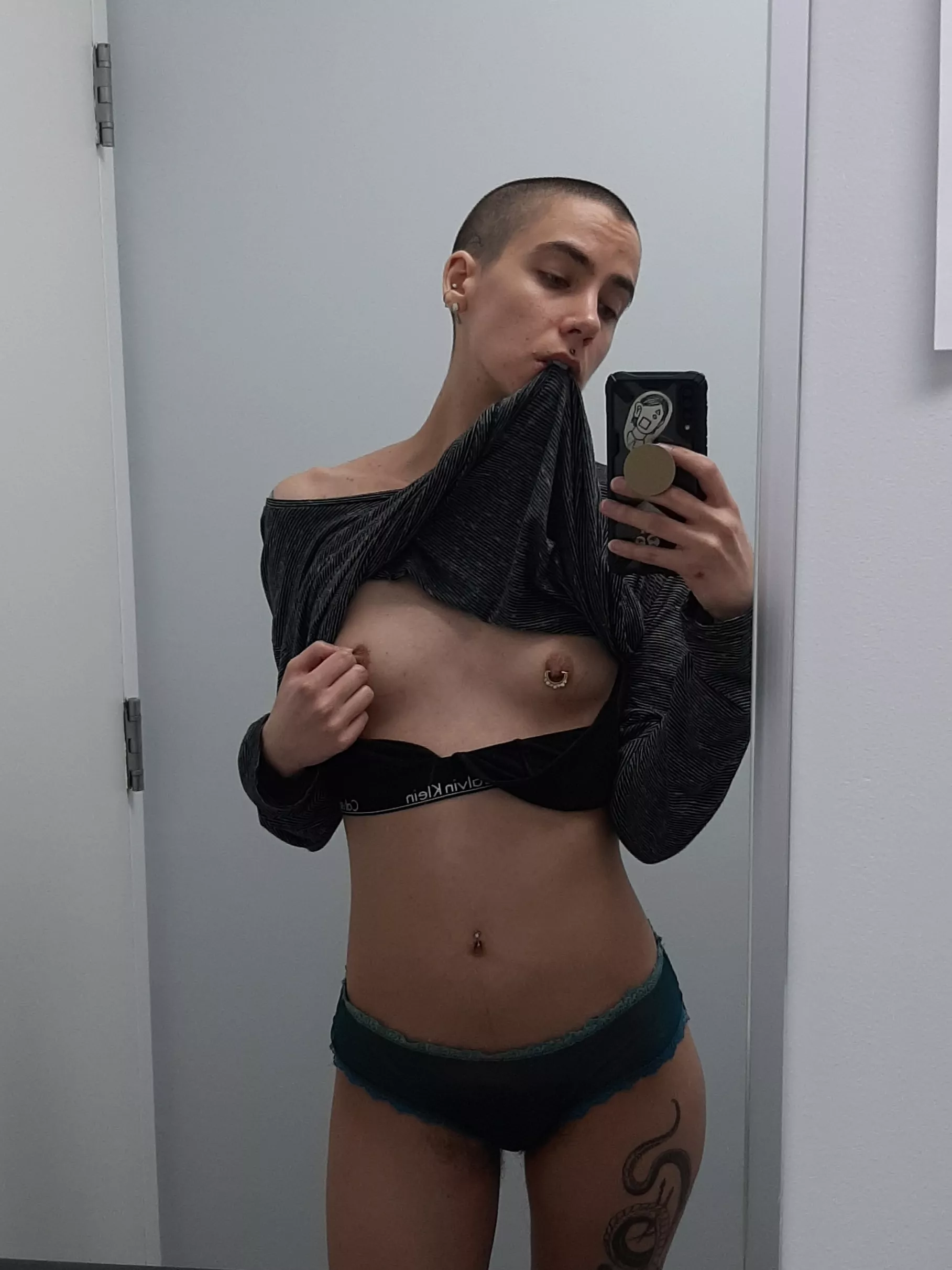 i miss my shaved head and being able to send nudes while i'm at work :(