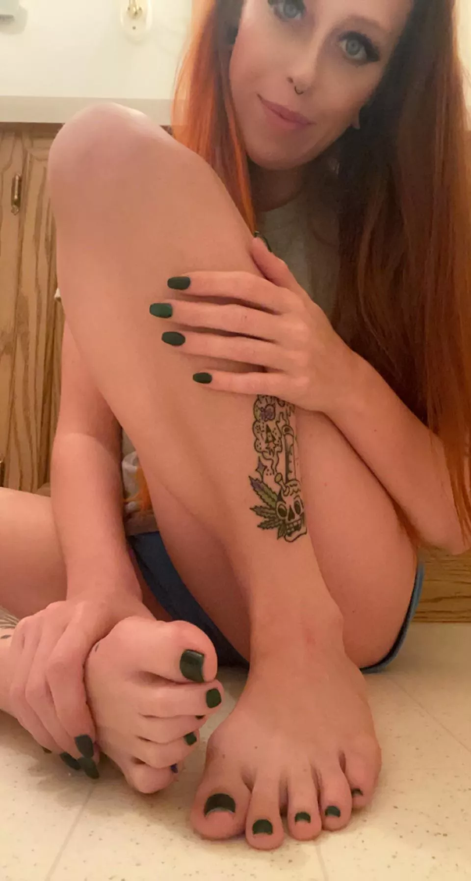 i need a lil slave boy to worship my feets 🦶🏻 🤤