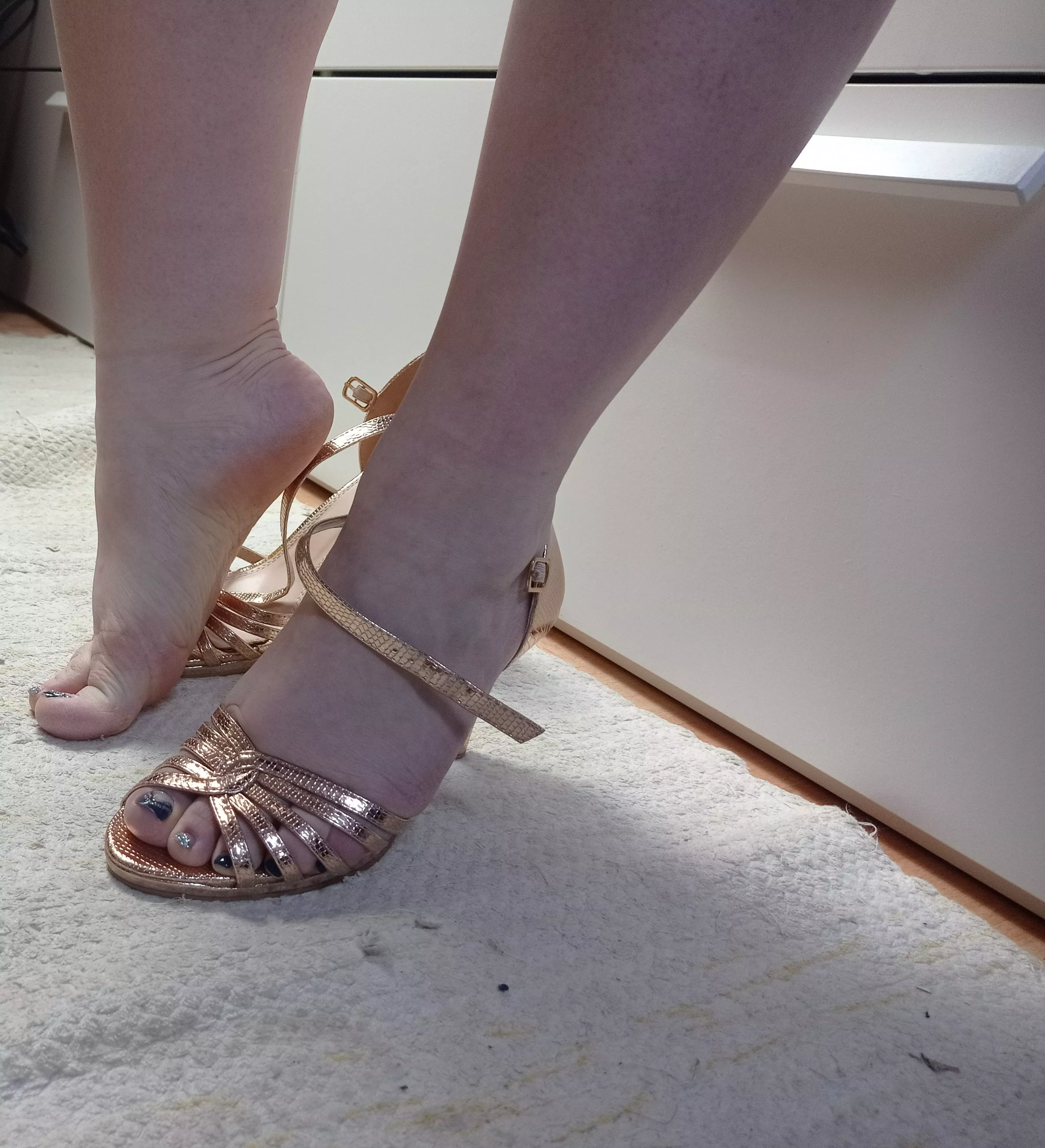 I need help taking off my golden heels after a long night of partying....