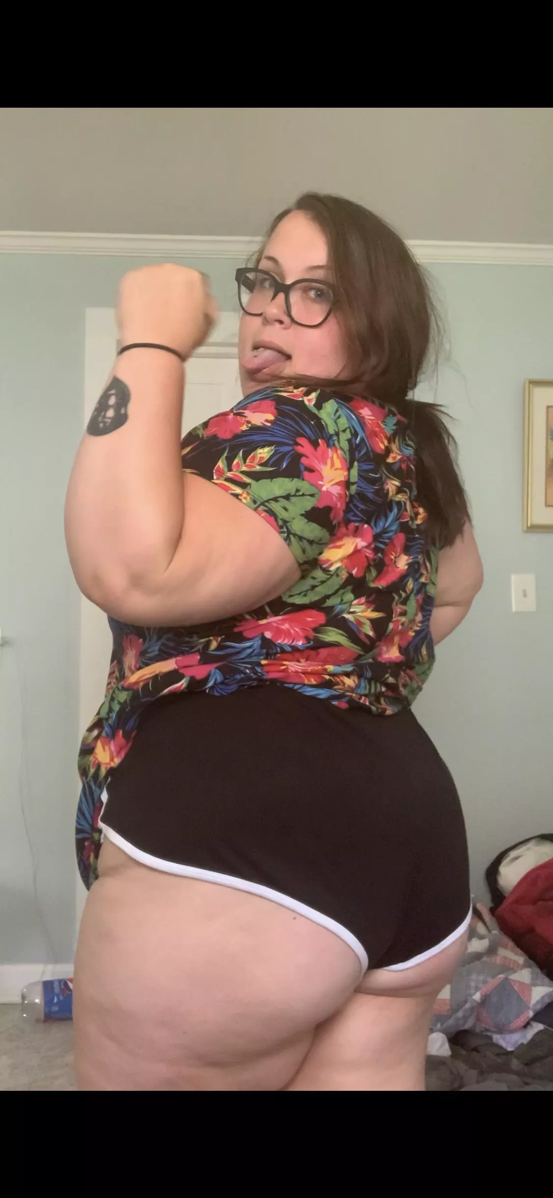 I need my holes licked and stuffed, I need cum in my ass and a cock in my mouth. Message me if your down for the task