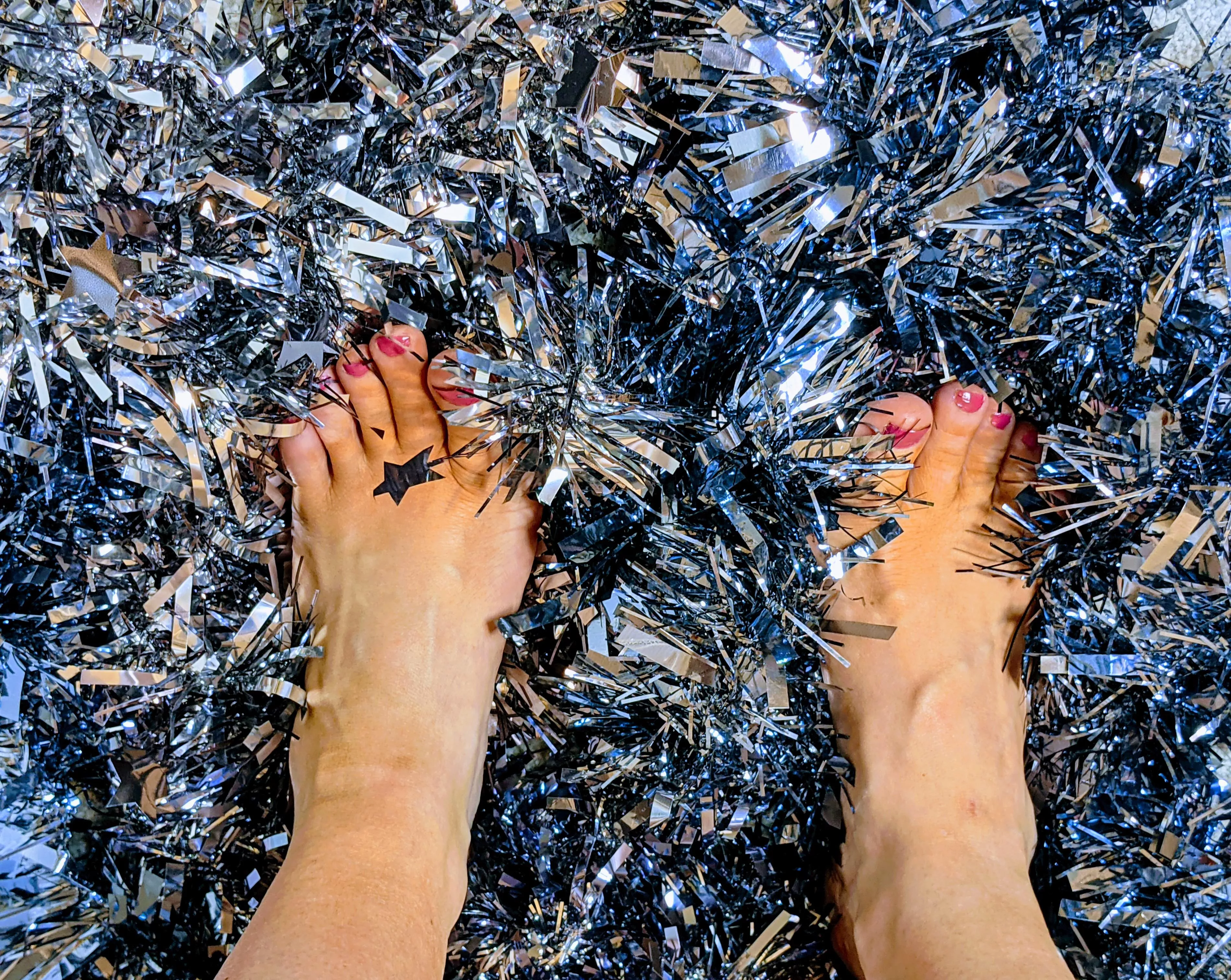 👅👣 I need my toes sucked..... but have I been a good girl this Christmas?! 🎄🧑🏻‍🎄 Do I deserve it....?? 🙏🏼🙏🏼🙏🏼🙏🏼🤤