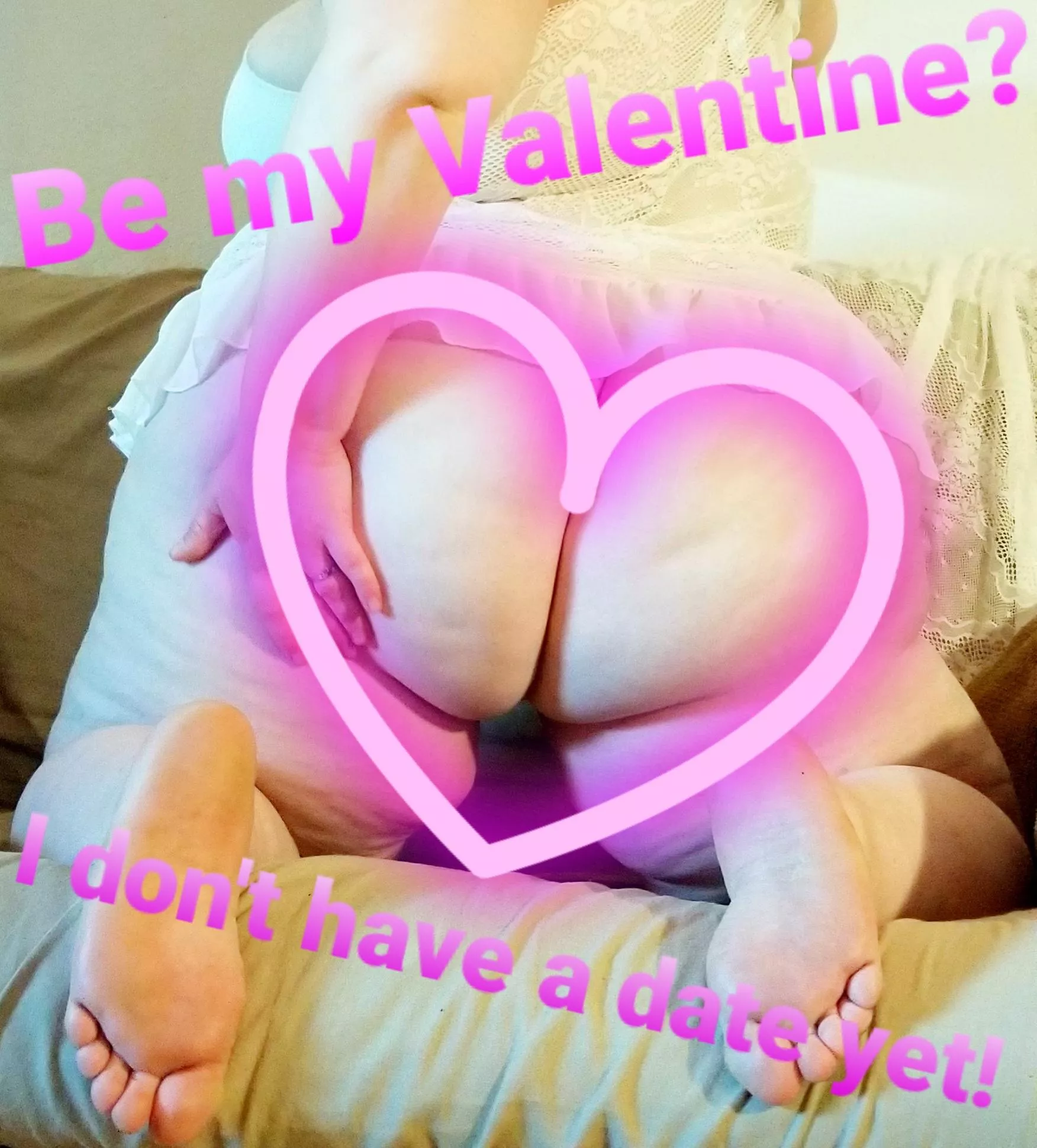 I need someone to play with my feet tonight 💝