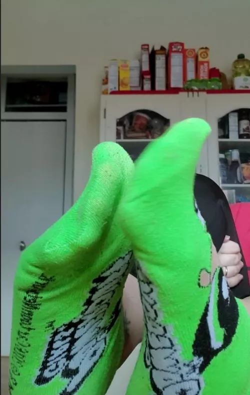 I need someone to worship and sniff these feet and socks after a looong day 😈💋