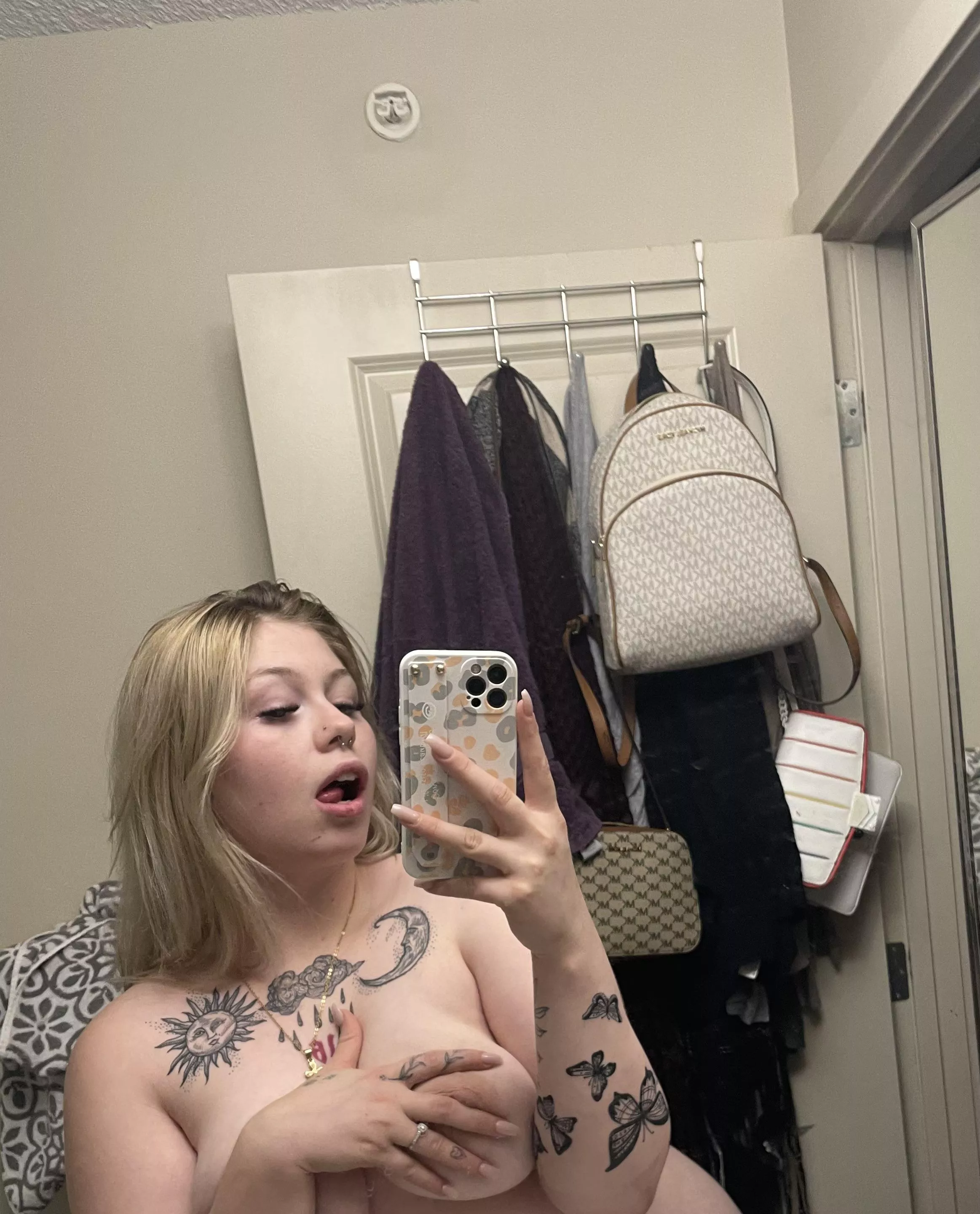 I need to be spoiled by a Daddy with a big dick please 😍❤️🤍❤️ I need to be spoiled by a Daddy with a big dick please 😍❤️🤍❤️