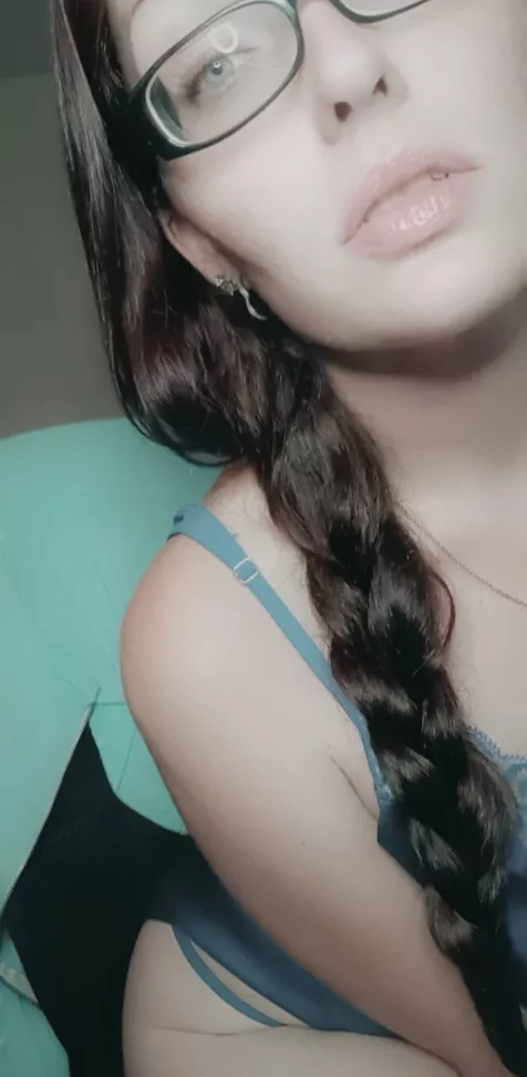 I need you to tease me til im begging for you to rip my clothes off, pull my hair, and fuck me 💦💦🤤