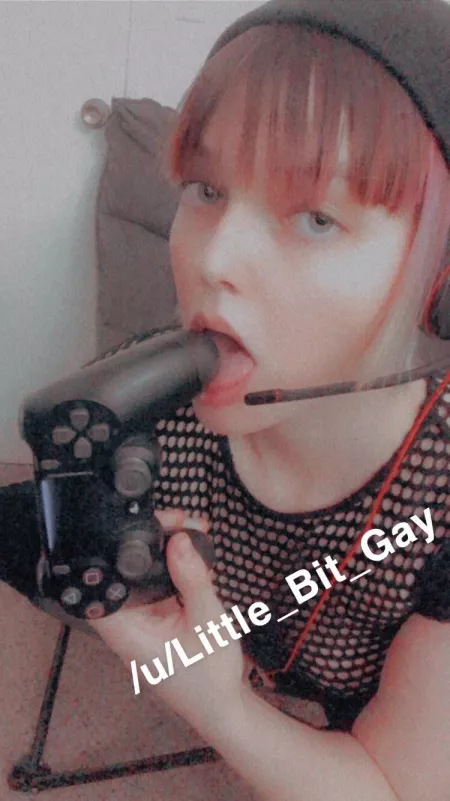 I prefer earbuds but wanted a headset for the pic... the only one in my apartment was freaking USB so don't @ me for it not being plugged in š I hope you like it! I've been addicted to RDR2 lately.