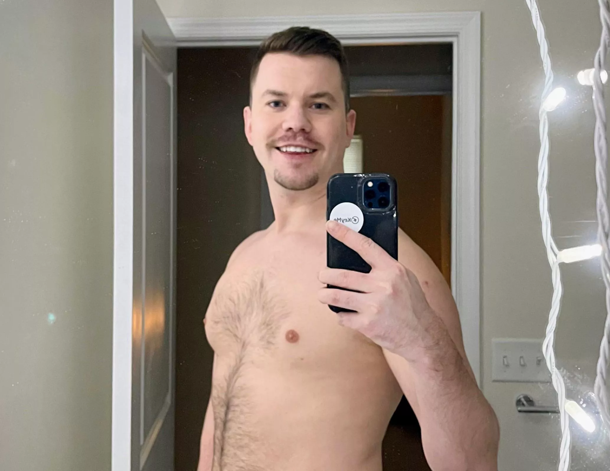 I recently deleted 👻 so this is actually the first selfie I've taken and shared in weeks. 😅