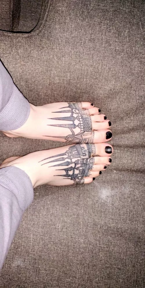 I remember the first time I had someone suck on my toes and he licked between each one kissing my entire foot ☺️ I’ve never came so hard in my life