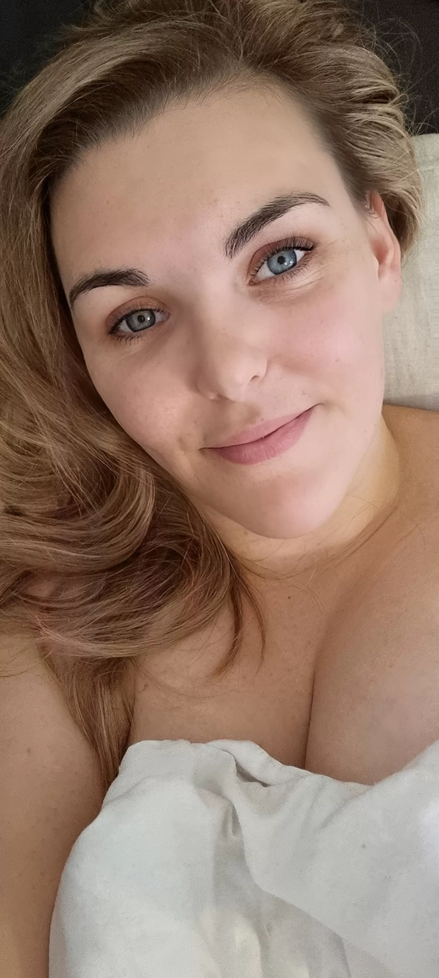 I see you staring 👀👀👀 your wondering what's under the duvet aren't you ?? 😜😜