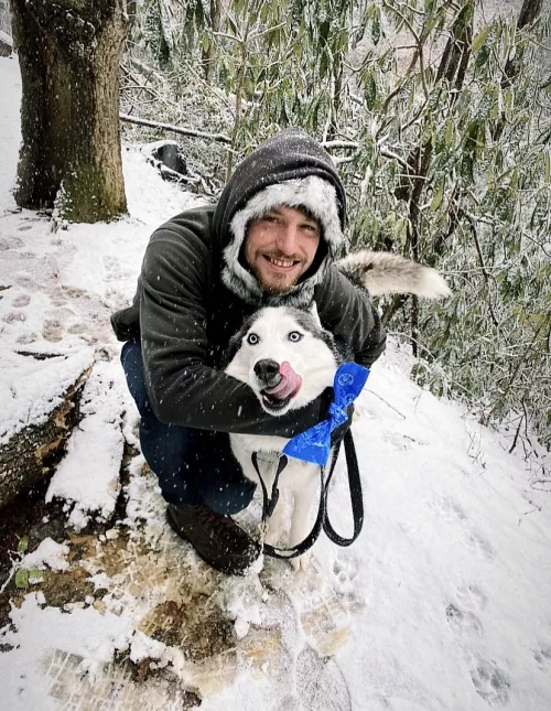 I still can’t get over the amazing opportunity Cobalt had to run freely through the slow on a long hike this last weekend. Little buddy was so enthused! Watching him pick up and throw snow to then catch in his mouth and eat was so cute ❄️😍🐺