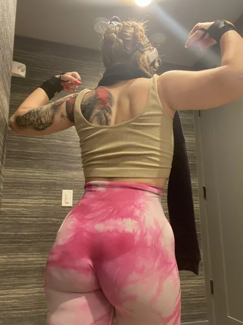 I swear I work out my back so hard but it never grows 🥲🥲 [oc] [altgirl] [tatted]