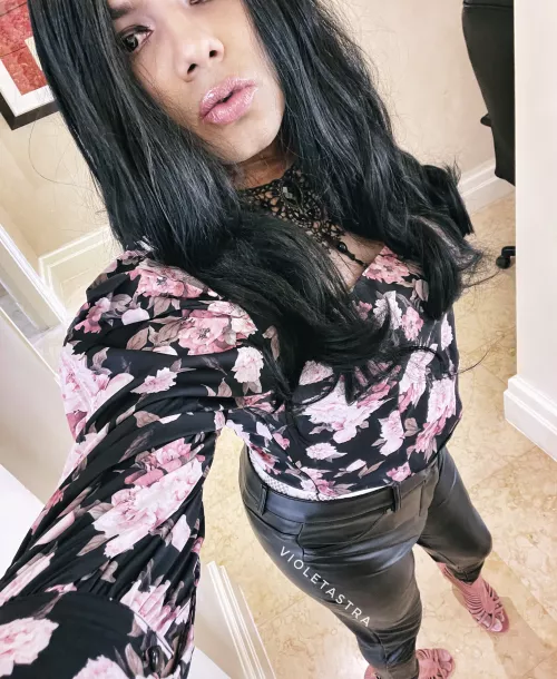 I swear I’m not as serious as I look 😝 - can I be the arm candy?