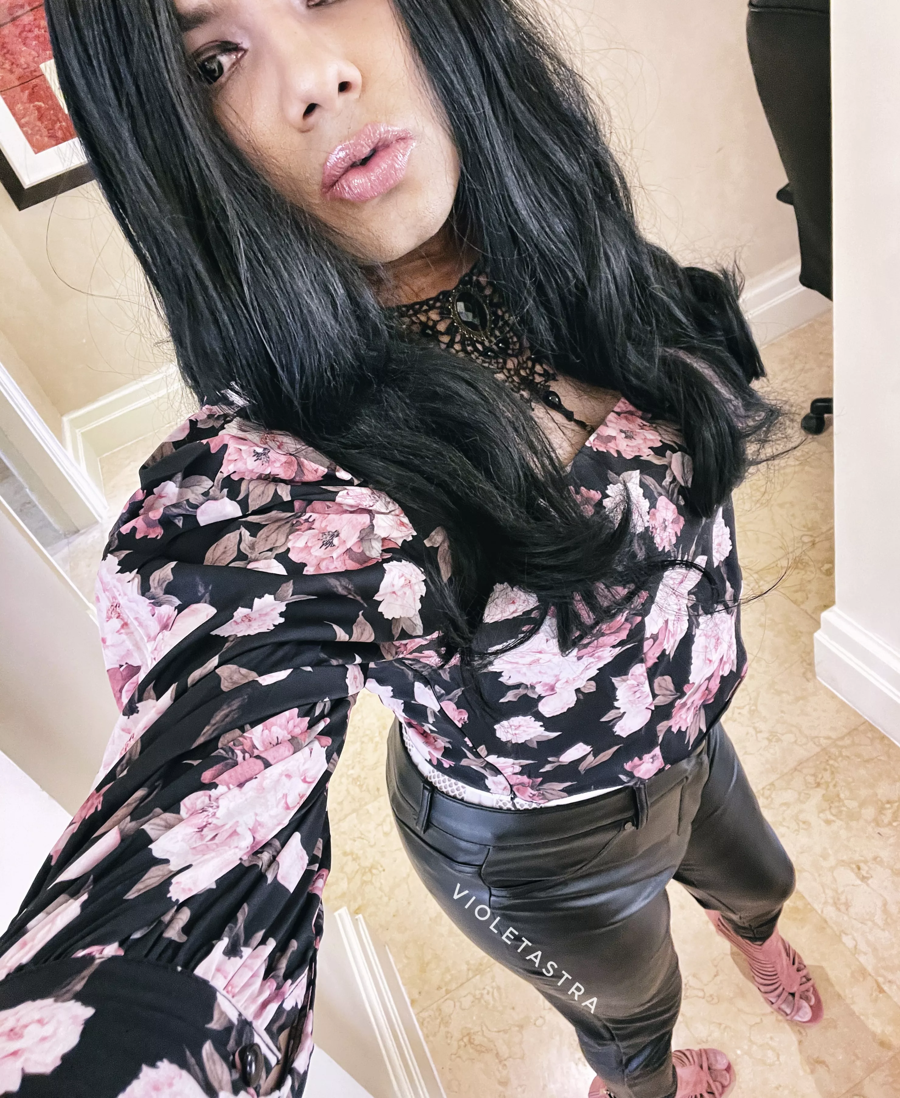 I swear I’m not as serious as I look 😝 - can I be the arm candy?