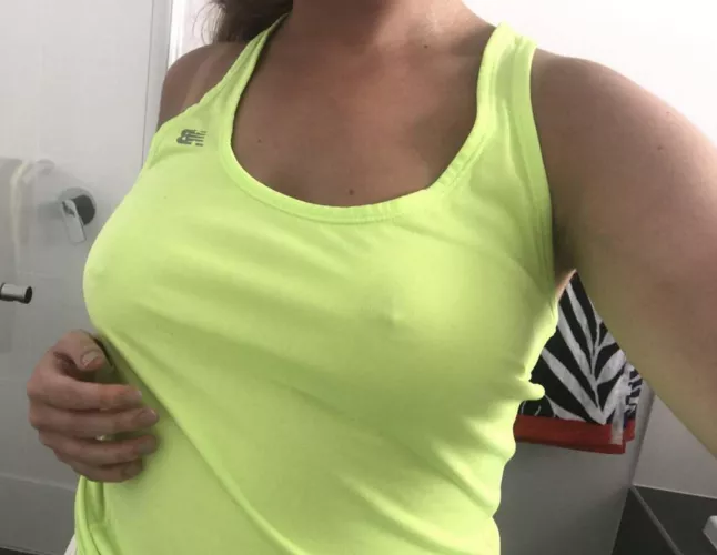 I think it's nicer with no bra...