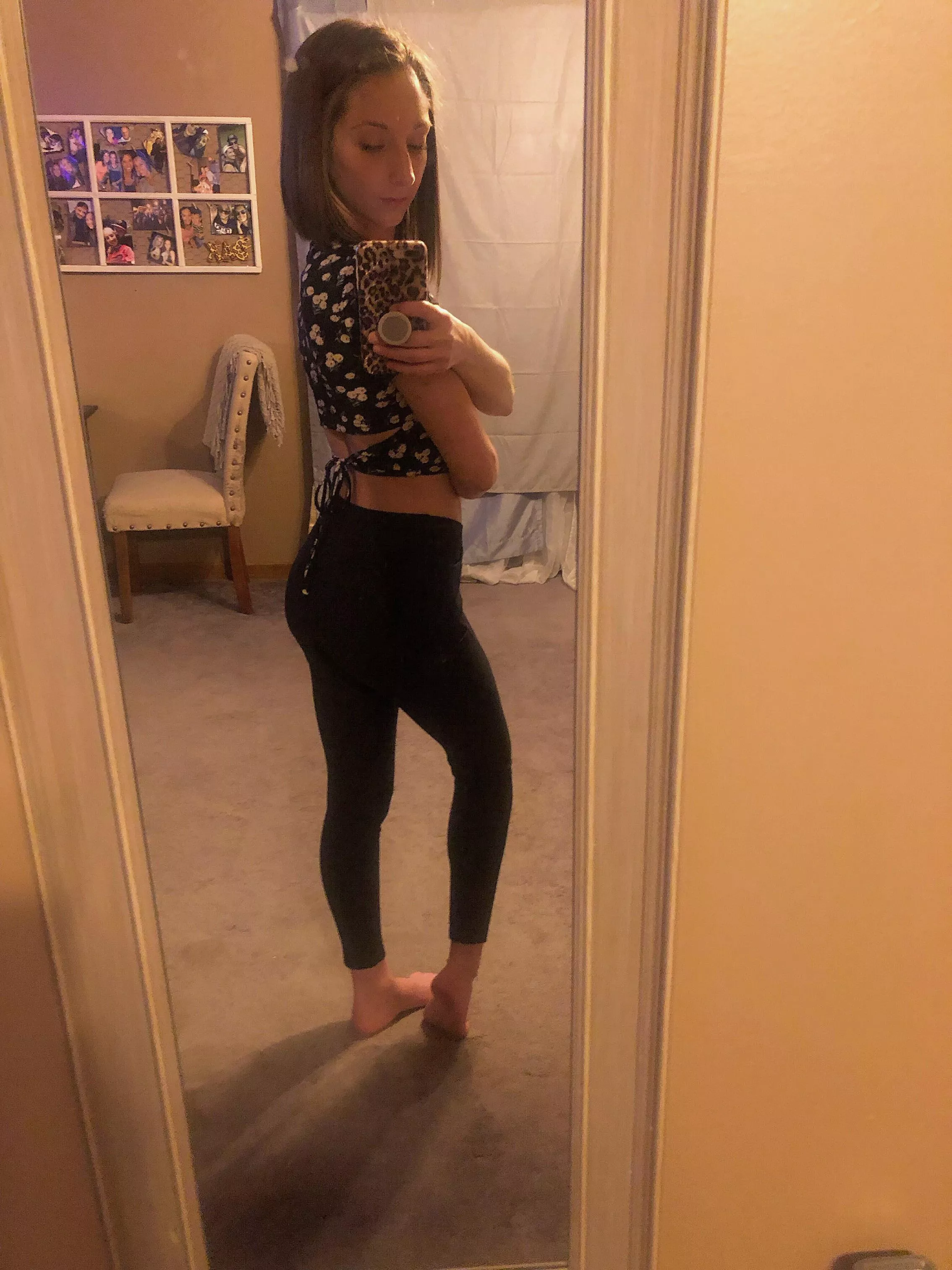 I think it’s only fair to take a good morning selfie in my yoga pants💋