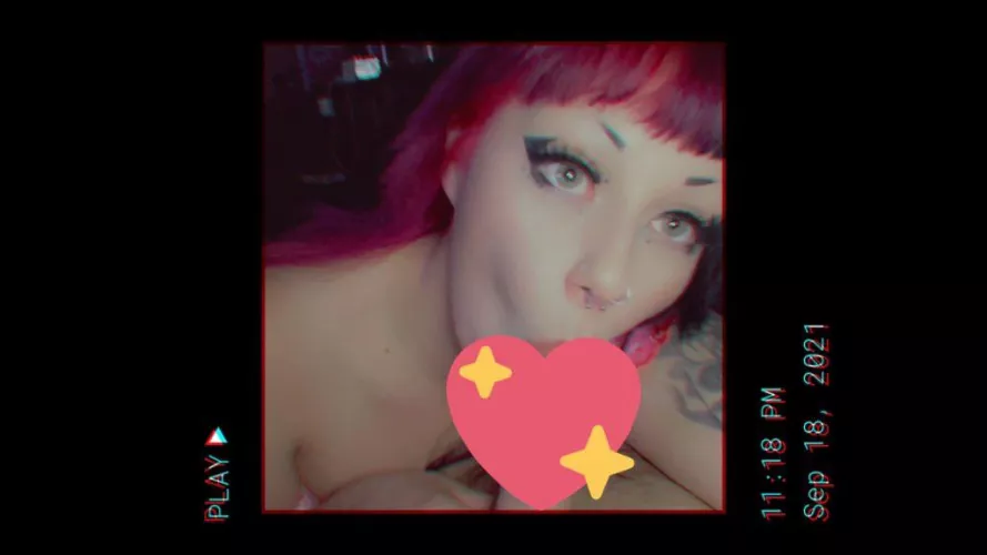 I think my eyeliner looks so good in this pic🖤