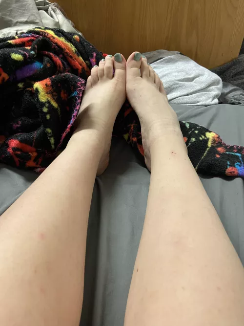 i think my feet would look better with something in between them, what do you think? 💚