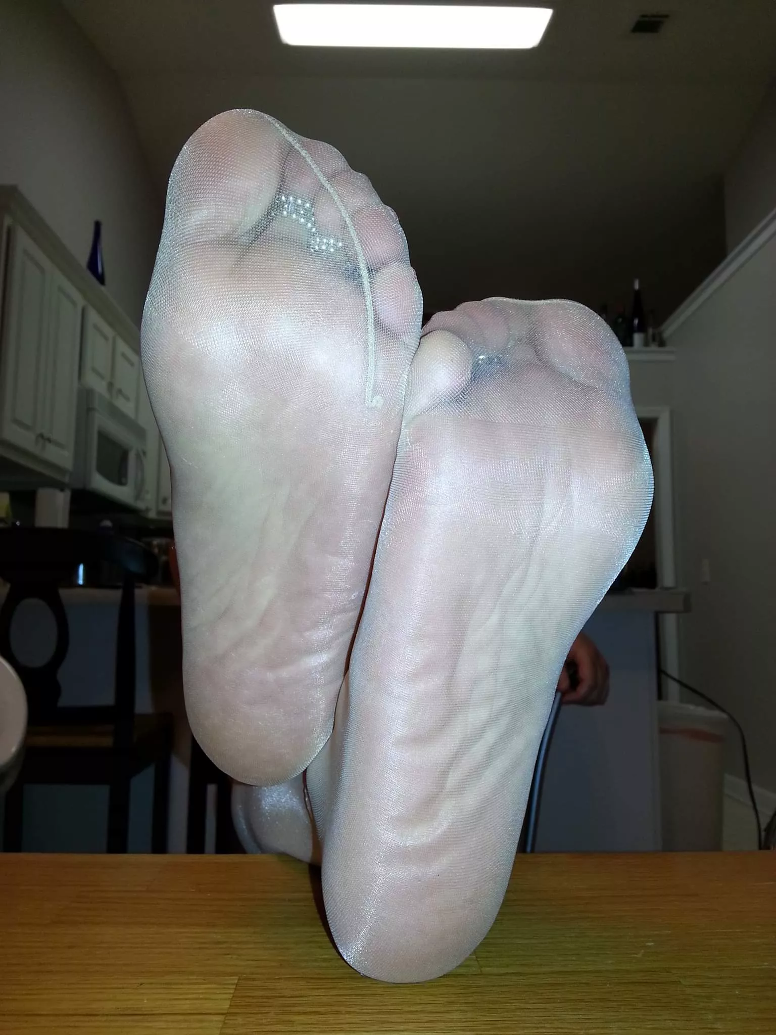 I think this is a nice shot of my nyl0n soles. Hope you enjoy 😊