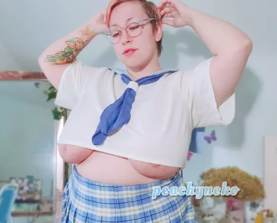 i think this shirt is a lil too short .... ππ
