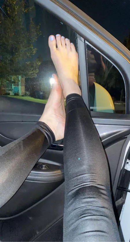 I took the sweaty shoes off for yβall π