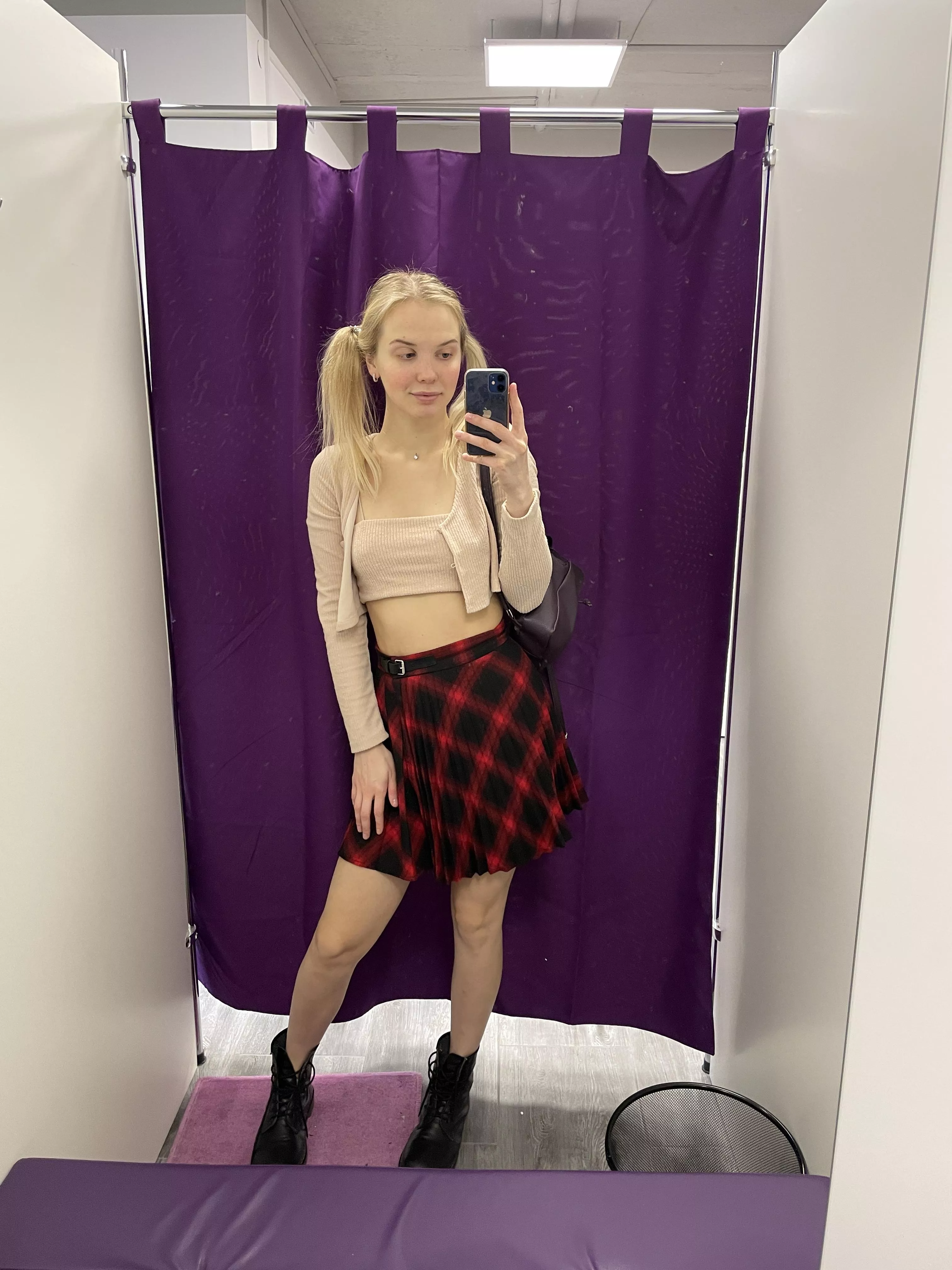 I took this photo in the dressing room when I was trying on a skirt. I took this photo in the dressing room when I was trying on a skirt.