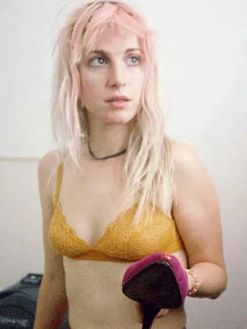 I wanna get so stupidly bi for Hayley Williams