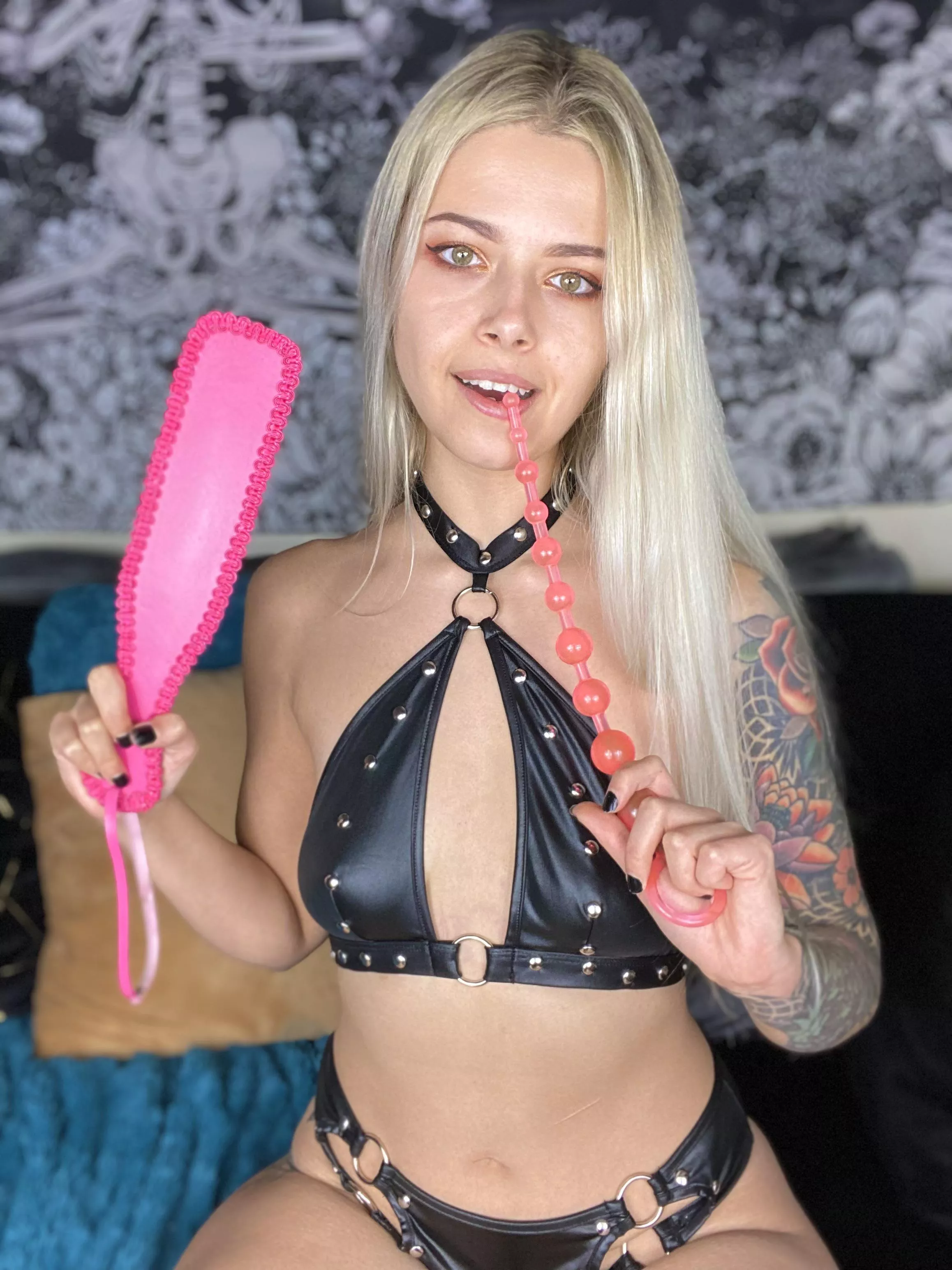 I wanna see your walls stretch and close around my anal beads.🖤