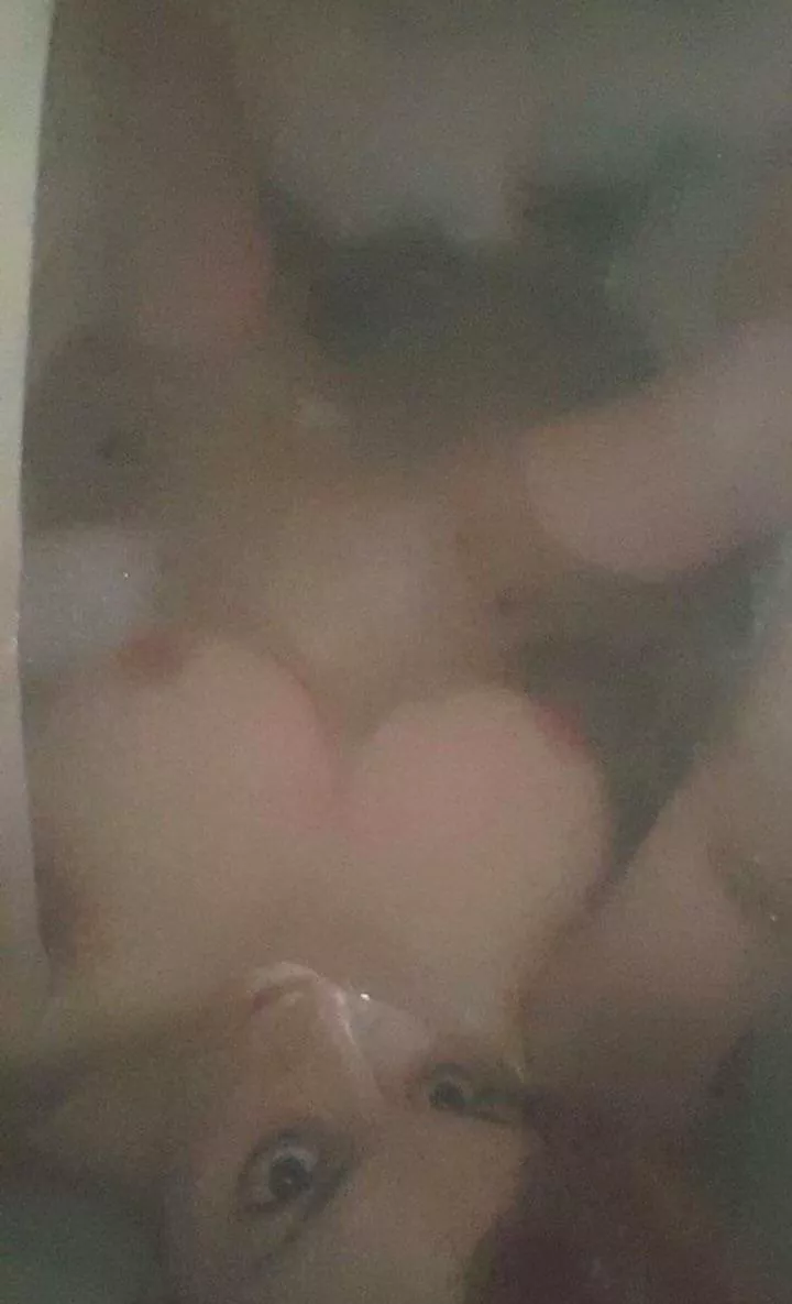 I want a bbc joining me in bath 😈🙈