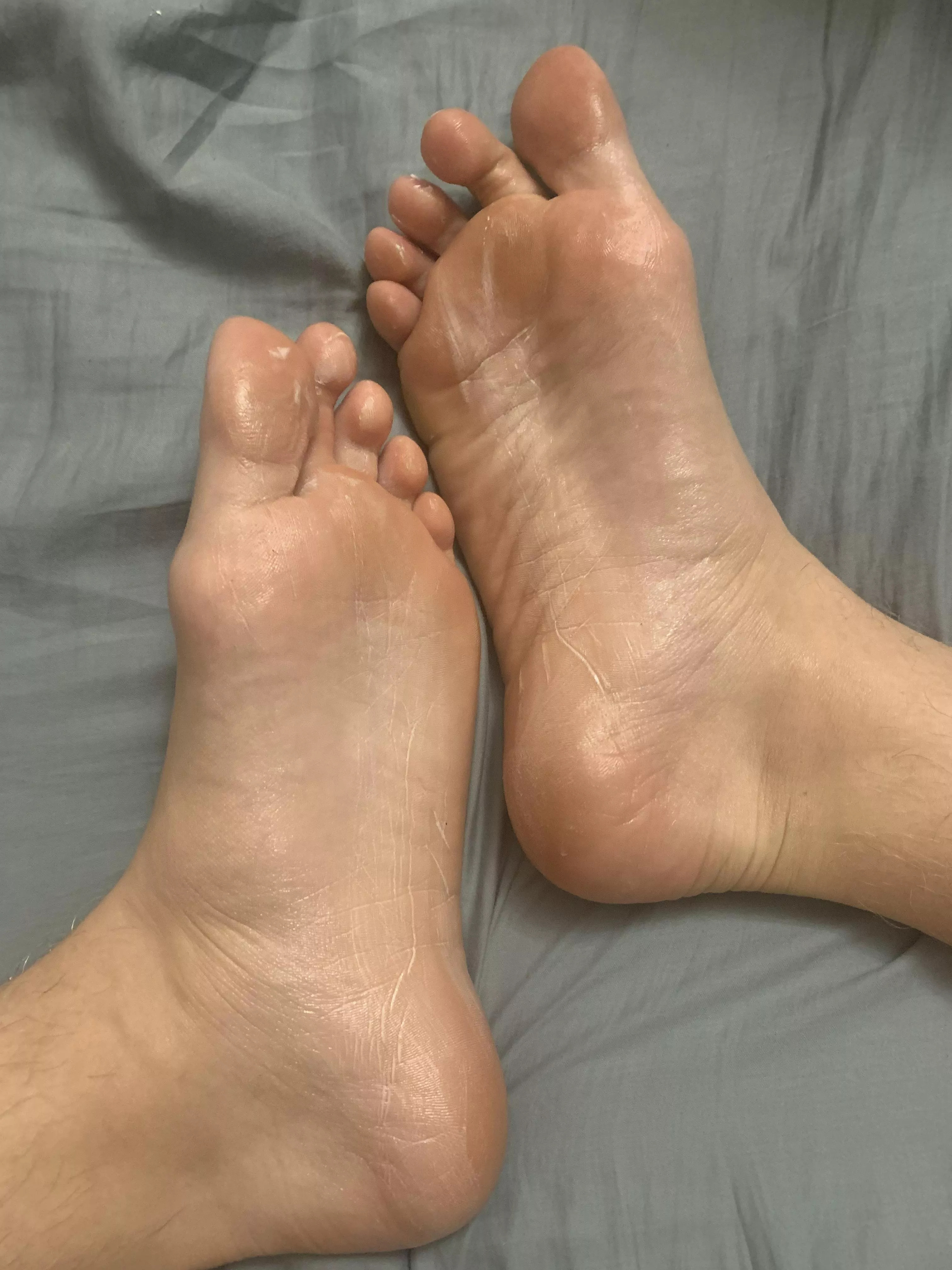 I want my slaves to oil up my feet for me, would you mind to be one?