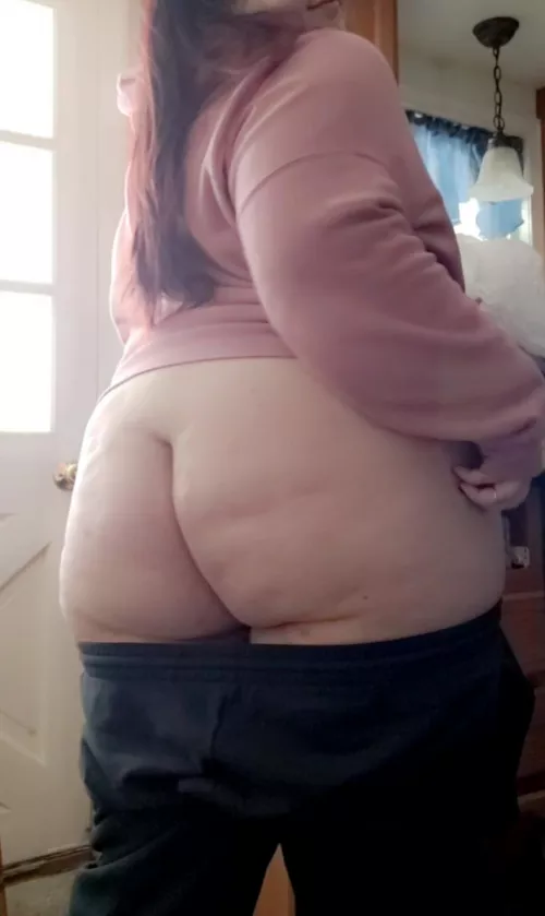 I want someone to bend me over the kitchen table 😈🍑