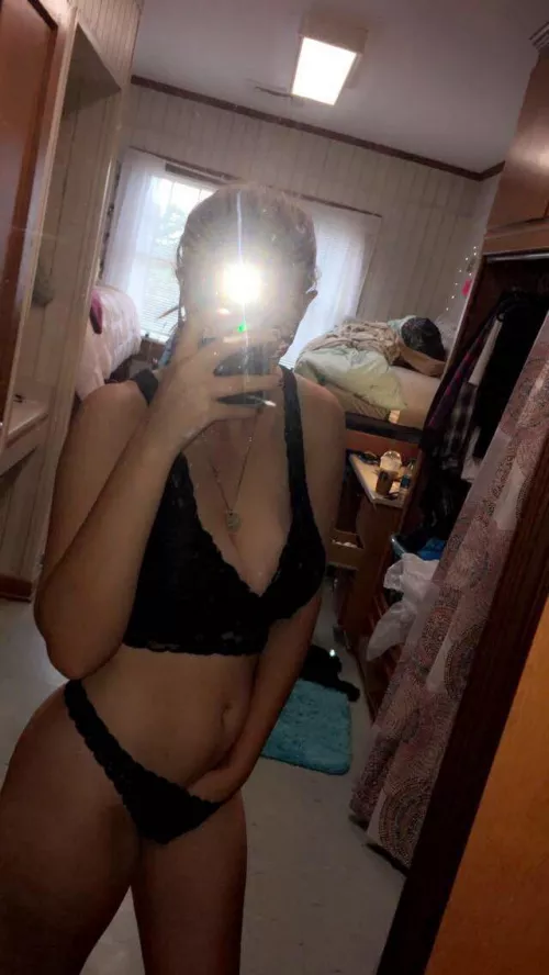 I want to be shared 🥺 Tell me what you’d do to me? [image]