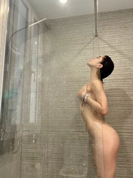 I want to let one lucky redditor cum in my ass multiple timesโฆ any volunteers?๐